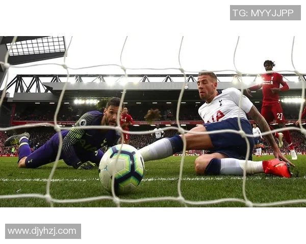 足球球星与篮球特技碰撞的极限对决，跨界竞技的精彩瞬间